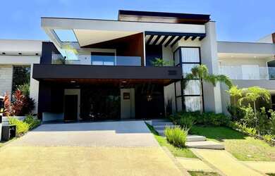 Imagem: A casa possui 4 Dormitórios, 5 Banheiros, 4 Vagas na garagem