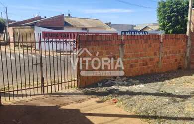 Imagem: A casa possui 2 Dormitórios, 1 Banheiro, 2 Vagas na garagem