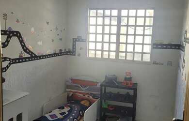 Imagem: A casa possui 5 Dormitórios, 3 Banheiros, 4 Vagas na garagem