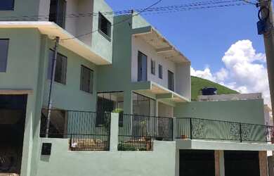 Imagem: A casa possui 4 Dormitórios, 3 Banheiros, 4 Vagas na garagem