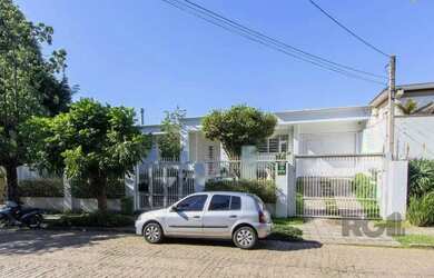 Imagem: A casa possui 3 Dormitórios, 4 Banheiros, 3 Vagas na garagem