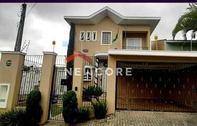 Imagem: A casa possui 4 Dormitórios, 5 Banheiros, 2 Vagas na garagem