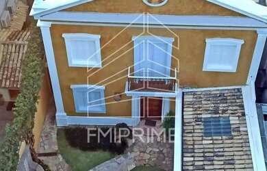 Imagem: A casa possui 3 Dormitórios, 5 Banheiros, 2 Vagas na garagem