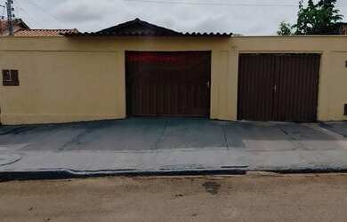 Imagem: A casa à venda possui 3 Dormitórios, 2 Banheiros, 4 Vagas