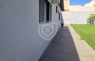 Imagem: A casa possui 3 Dormitórios, 2 Banheiros, 5 Vagas na garagem