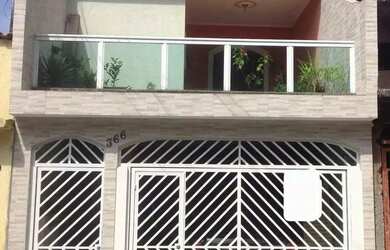 Imagem: A casa possui 4 Dormitórios, 3 Banheiros, 1 Vaga na garagem