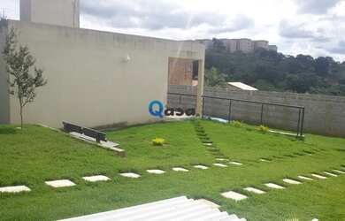 Imagem: A casa possui 2 Dormitórios, 2 Banheiros, 4 Vagas na garagem