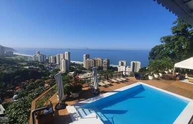 Imagem: A casa em condomínio possui 5 Dormitórios, 5 Banheiros, 5