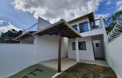 Imagem: A casa possui 3 Dormitórios, 2 Banheiros, 2 Vagas na garagem