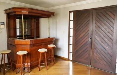 Imagem: A casa possui 4 Dormitórios, 2 Banheiros, 1 Vaga na garagem