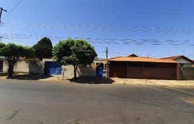 Imagem: A casa possui 1 Dormitório, 1 Banheiro, 1 Vaga na garagem