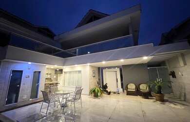 Imagem: A casa em condomínio possui 4 Dormitórios, 5 Banheiros, 3