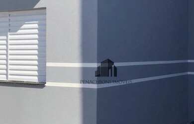 Imagem: A casa possui 3 Dormitórios, 1 Banheiro, 2 Vagas na garagem