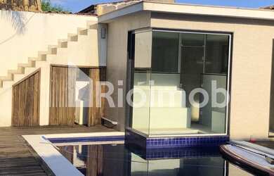 Imagem: A casa em condomínio possui 4 Dormitórios, 2 Banheiros, 2