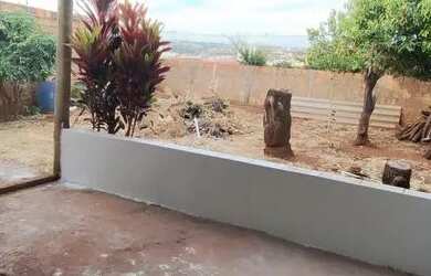 Imagem: A casa possui 3 Dormitórios, 1 Banheiro, 2 Vagas na garagem