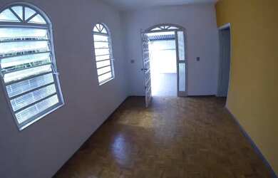 Imagem: A casa possui 3 Dormitórios, 2 Banheiros, 3 Vagas na garagem