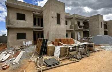 Imagem: A casa possui 3 Dormitórios, 2 Banheiros, 1 Vaga na garagem