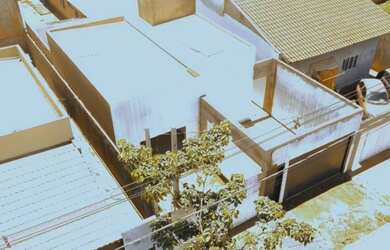 Imagem: A casa possui 3 Dormitórios, 2 Banheiros, 2 Vagas na garagem