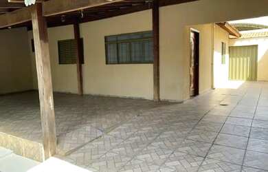 Imagem: A casa possui 3 Dormitórios, 1 Banheiro, 1 Vaga na garagem