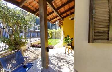 Imagem: A casa possui 3 Dormitórios, 3 Banheiros, 4 Vagas na garagem