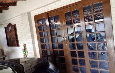 Imagem: A casa possui 3 Dormitórios, 1 Banheiro, 2 Vagas na garagem