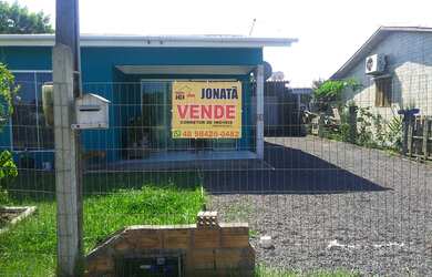 Imagem: A casa possui 2 Dormitórios, 1 Banheiro, 1 Vaga na garagem