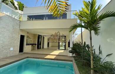 Imagem: A casa possui 4 Dormitórios, 5 Banheiros, 4 Vagas na garagem