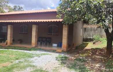 Imagem: A casa possui 3 Dormitórios, 2 Banheiros, 4 Vagas na garagem