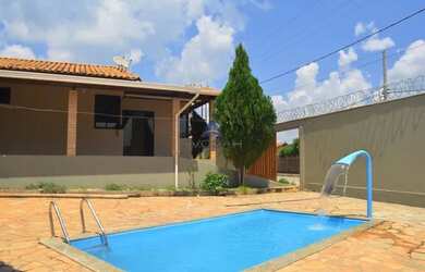 Imagem: A casa possui 3 Dormitórios, 2 Banheiros, 3 Vagas na garagem