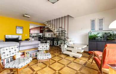 Imagem: A casa à venda possui 3 Dormitórios, 4 Banheiros, 2 Vagas