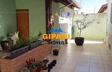 Imagem: A casa possui 3 Dormitórios, 2 Banheiros, 2 Vagas na garagem