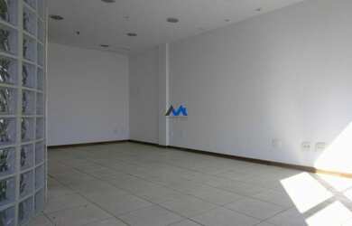 Imagem: O depósito possui 2 Vagas na garagem, 157m² de Área e está