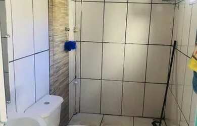 Imagem: A casa possui 4 Dormitórios, 2 Banheiros, 5 Vagas na garagem