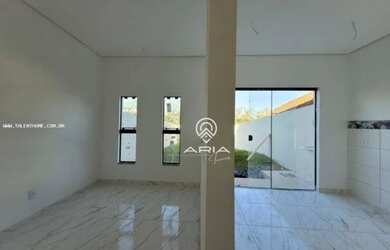 Imagem: A casa possui 3 Dormitórios, 1 Banheiro, 1 Vaga na garagem