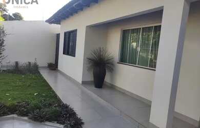 Imagem: A casa possui 3 Dormitórios, 2 Banheiros, 4 Vagas na garagem