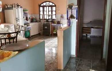 Imagem: A casa e possui 2 Dormitórios, Suítes, 1 Banheiro, 5 Vagas