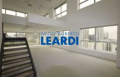 Imagem: O depósito possui 5 Vagas na garagem, 700m² de Área e está