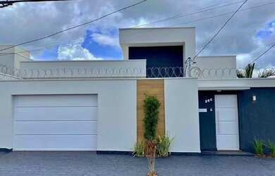 Imagem: A casa possui 3 Dormitórios, 2 Banheiros, 2 Vagas na garagem