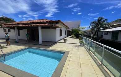 Imagem: A casa possui 4 Dormitórios, 5 Banheiros, 3 Vagas na garagem