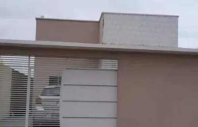 Imagem: A casa possui 3 Dormitórios, 2 Banheiros, 2 Vagas na garagem