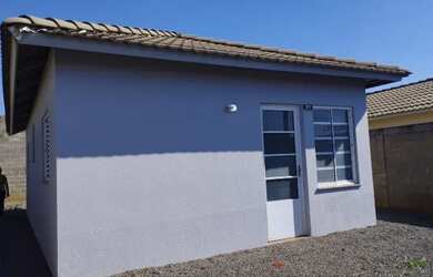 Imagem: A casa possui 2 Dormitórios, 1 Banheiro, 2 Vagas na garagem