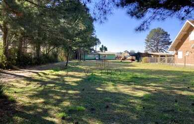 Imagem: A casa possui 2 Dormitórios, 1 Banheiro, 2 Vagas na garagem