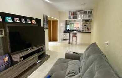 Imagem: A casa possui 3 Dormitórios, 2 Banheiros, 1 Vaga na garagem