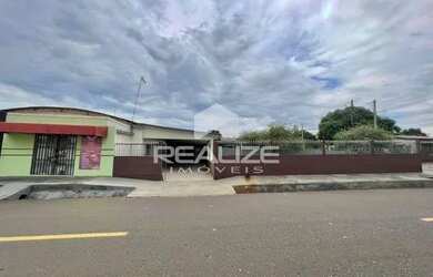 Imagem: A casa possui 4 Dormitórios, 1 Banheiro, 2 Vagas na garagem