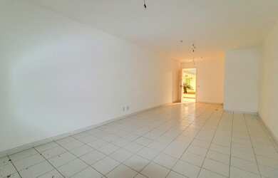 Imagem: O depósito possui 1 Vaga na garagem, 78m² de Área e está