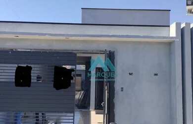 Imagem: A casa possui 3 Dormitórios, 1 Banheiro, 2 Vagas na garagem