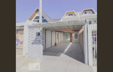 Imagem: A casa possui 3 Dormitórios, 2 Banheiros, 2 Vagas na garagem