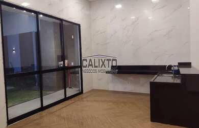 Imagem: A casa possui 3 Dormitórios, 1 Banheiro, 3 Vagas na garagem