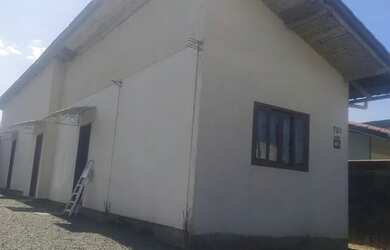 Imagem 2: Vende-se casa. Área de serviço, 2 Vagas na garageme2 Dormitórios