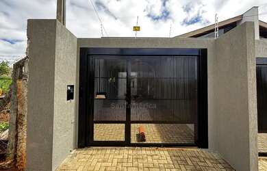 Imagem: A casa possui 1 Dormitório, 2 Banheiros, 2 Vagas na garagem